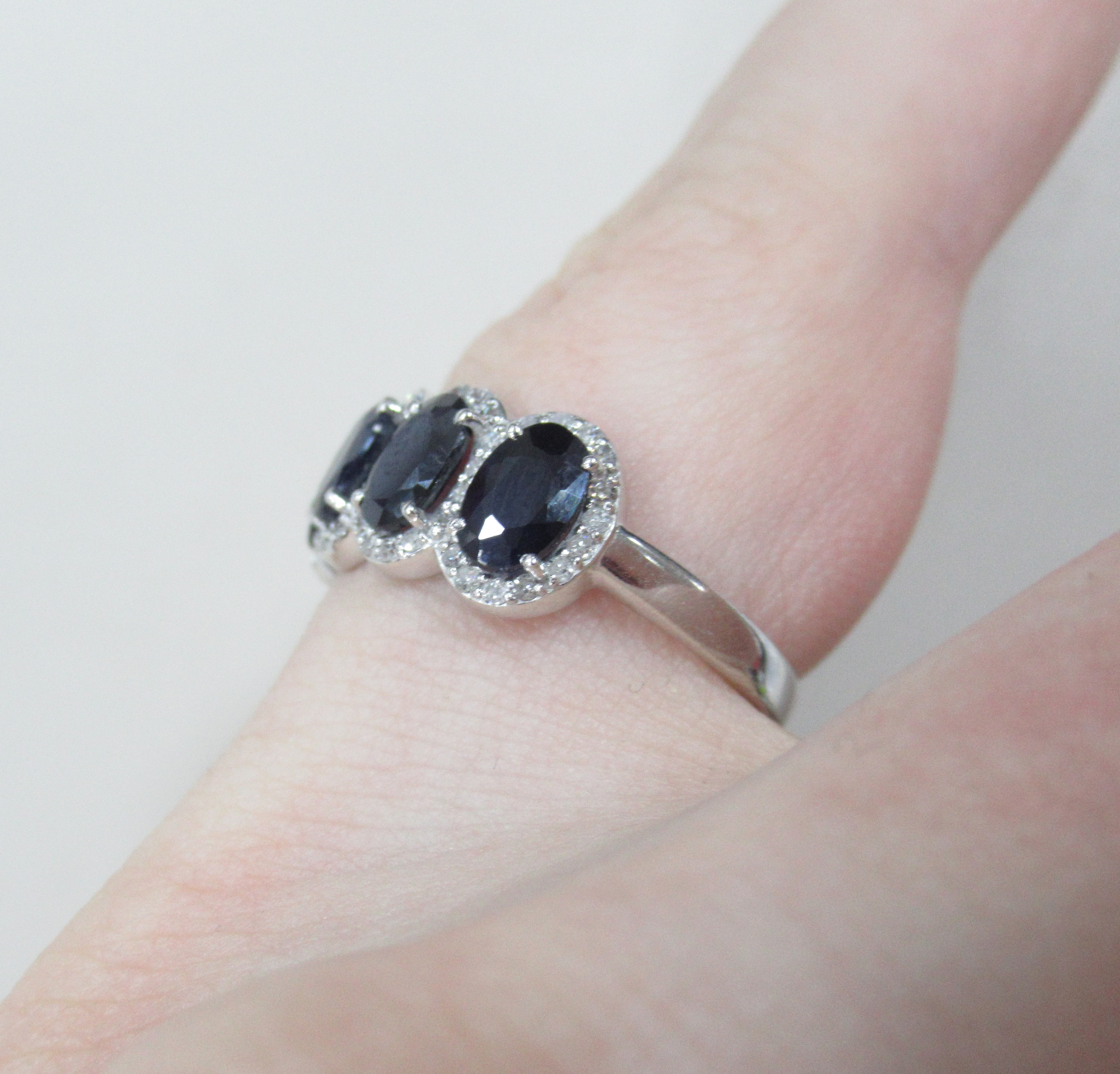 Кольцо из белого золота с сапфирами